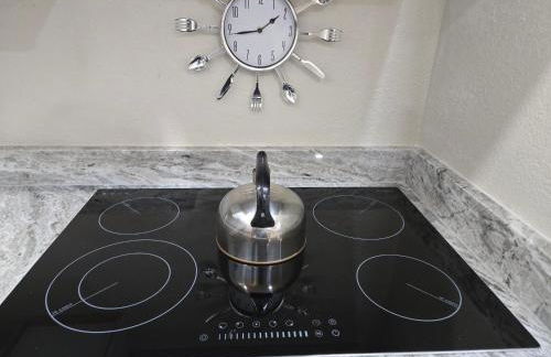 This luxury basement is the perfect getaway - Foto 35