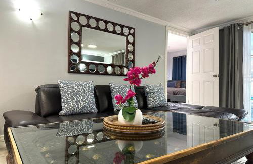 Tranquil Poolside Oasis with BBQ and Serene Ambiance - Foto 15