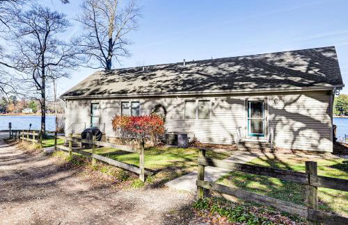 Dock and Gazebo! Lakefront Duplex Near South Haven - Foto 30