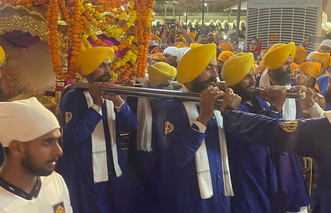 Palki Sahib Ceremony at the Golden Temple - Foto 1