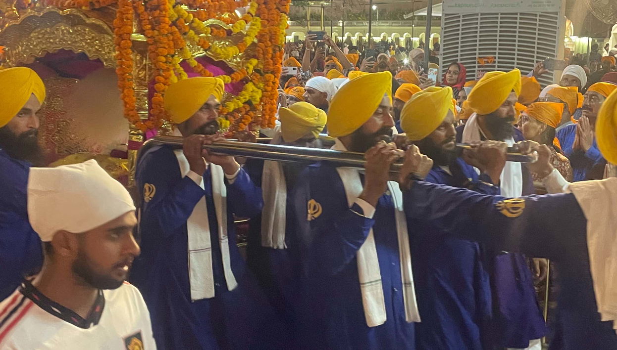 Cerimônia Palki Sahib no Templo Dourado