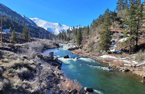 Newly remodeled mountain home! - Photo 20