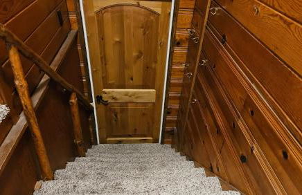 Knotty Pine Cabin with Artisan Stone Patio - Walk to Bass Lake - Foto 34