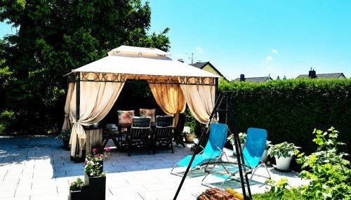 Gelbe Koffer - Design-Maisonette in Schiffweiler - private Terrasse & Grill - nahe Wald & See - Self-Check-in - 2 Parkplätze - Foto 1, Garden, sunbed, Garden view