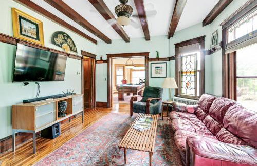 Mountain View Victorian with Convenient Location and Lots of Space tp Play farmhouse - Foto 5