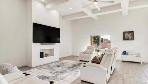 Poolside and Hot Tub Lounging Luxe Rio Rancho Home - Foto 3