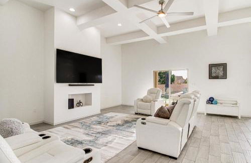 Poolside and Hot Tub Lounging Luxe Rio Rancho Home - Foto 3