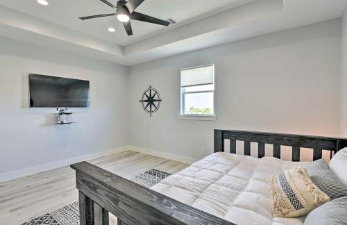 Walk to Crystal Beach Chic Family Retreat with Deck - Foto 26