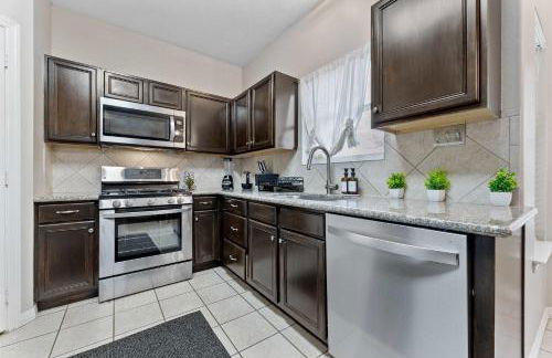 Luxurious Home with Huge Pool - Photo 16