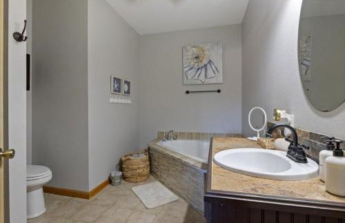 Lakefront Family Retreat w/ Views, Boat Slip - Foto 44