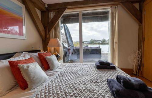 Lakeside Cotswolds Retreat with Private Hot Tub set on Lower Mill Estate - Photo 13