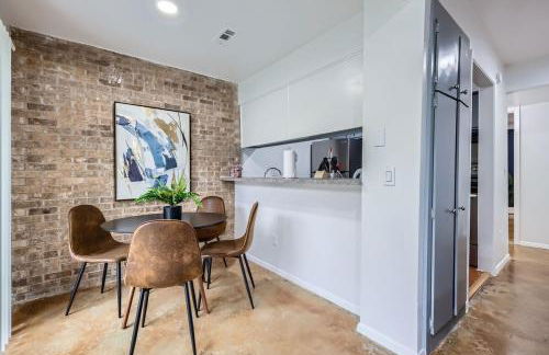 Your Airy King Suite Getaway - Sleeps 4 - Pool, Prkg - Photo 18