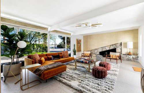 Monterey Manor Interior Designed Home Plus Pool - Photo 1