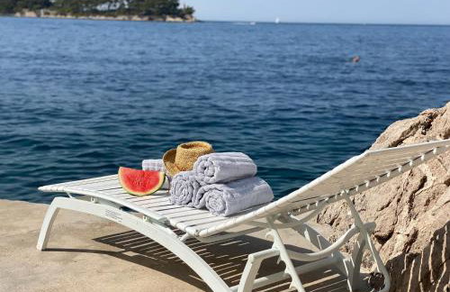 Charming Seafront Stay at Villa Mara - Photo 9