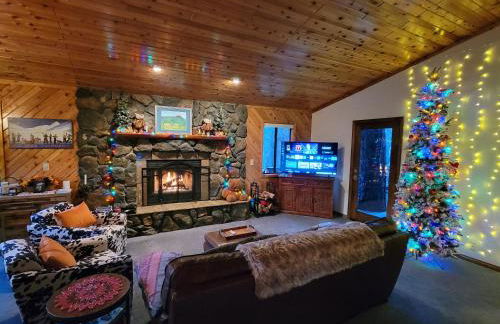 Four Seasons Getaway-Private Hot Spa with Pine Tree Views-Walk to Village and Pineknot Trailhead-Plus King Bed! - Photo 16