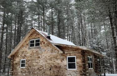 Stylish Forest Lodge with Large Hot Tub, Firepit and Fireplace minutes to Gore Mountain - Foto 22