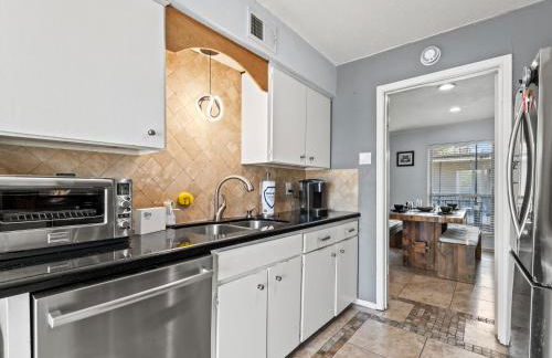 Spacious Preston Hollow Condo - Foto 10