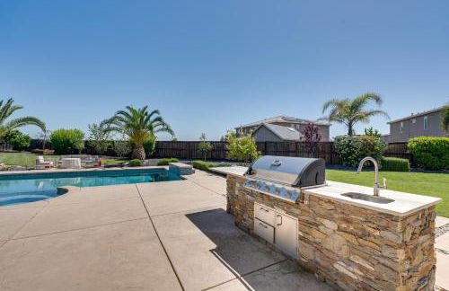 Luxe Roseville Home with Pool and Hot Tub! - Foto 29