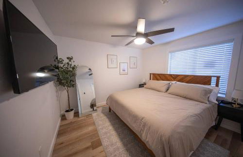 Centrally Located Cozy Modern Home in Bethel - Foto 47