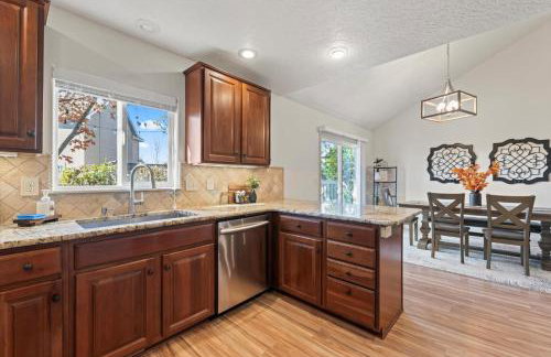 Fire Pit Getaway Shops and Dining 70in TV - Foto 11