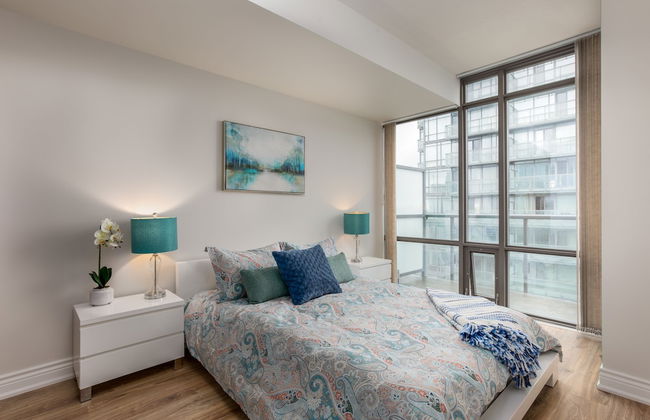 Bright Sub-Penthouse on Bay St - Photo 4