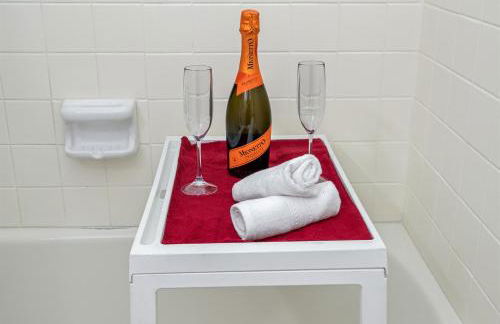 Spacious & Amazing Home w Big Pool and Patio - Photo 31