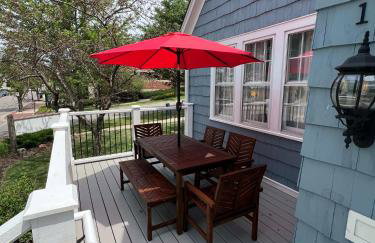 Walk Downtown & River Stylish Cozy Stay w Huge Porch - Foto 9