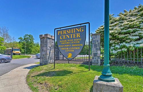 Updated Home with Patio Half Mile to West Point - Foto 33