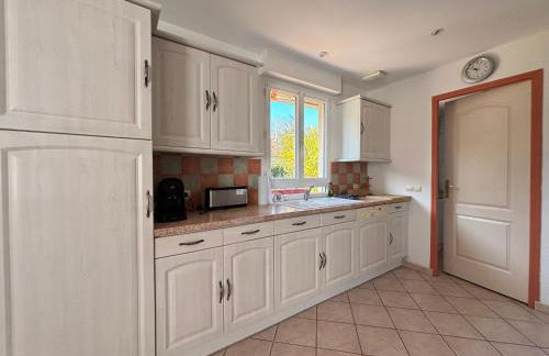 Saint Ho Mer Maison lumineuse vue mer 8 pers 4 chambres 2 sdb 2 WC étage rénové en 2025 belle terrasse grand jardin clos parking 8 mn à pied petite plage grand jardin près de Port en Bessin, Bayeux et plage Omaha beach - Foto 6