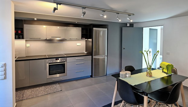 Gazi Metro APT Urban Balcony Oasis - Foto 2, Servicio de comidas en la habitación