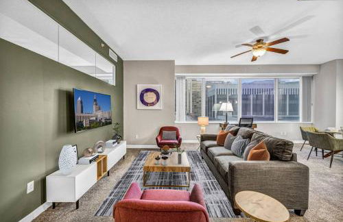 HUGE Panoramic SkySuite w/ Downtown VIEWS: Gym - Photo 9