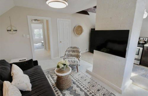 New Cabin in the Clouds Easy Downtown Access with Parking - 1 bedroom - Foto 3