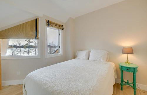 Elk Rapids Condo with Balcony Overlooking Elk Lake! - Foto 16