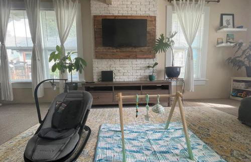 Sunlit Surf House 4BR Downtown Walk to beach - Foto 1