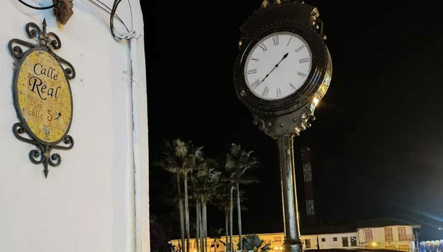 Jeu de palets + Fête à Salento - Foto 5, L'horloge au coin de la place principale de Salento