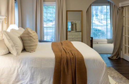 Sink into the Luxe Corner Tub at an Upscale, Spacious Home - Foto 16