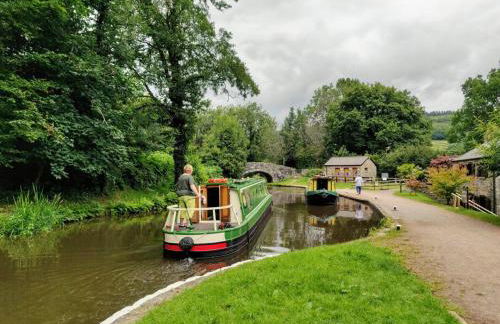 Cosy 4 Bedroom Town House with Mountain views, Private garden and ease of access into Abergavenny - Foto 35