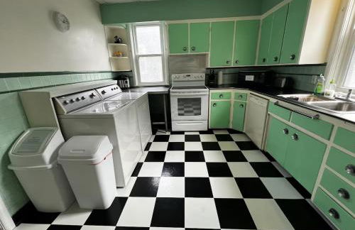 Falls Retreat - Walk to the Falls, the Casino and all Downtown Restaurants - Across from the Aquarium - Photo 6