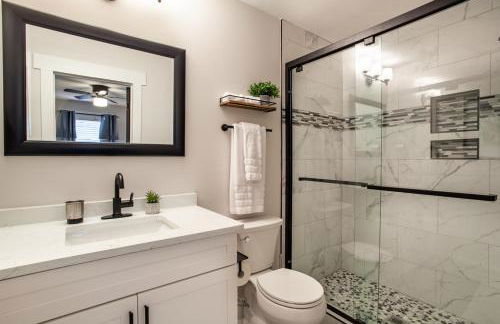 Blue Valley Inn - Hot Tub & Spacious Play Area! - Foto 38