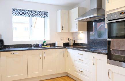 Spacious 4 Bedroom Home with Garden in Bedford - Foto 28