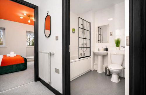 2 Bedroom House with 4 Beds, 3 Doubles & 1 Single - In Salford, 10 mins Uber from Manchester City Centre - Located in Salford close to Old Trafford, Manchester united, Trafford Park, Salford Quays & more! With Garden & Parking - By MAEVELA Manchester - Foto 6