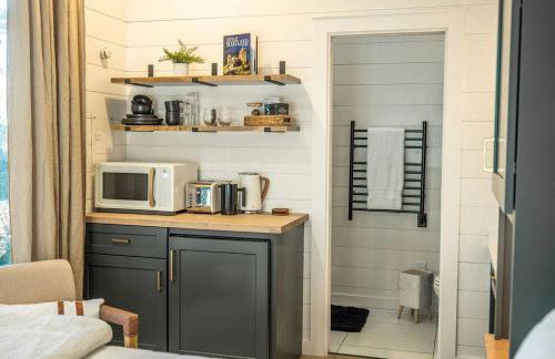 Glamping cabin with private deck and hot tub! - Foto 8