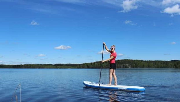 Una chica practicando paddle surf