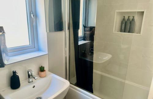 Luxurious Wolverhampton Retreat with 4 Bedrooms - Foto 9