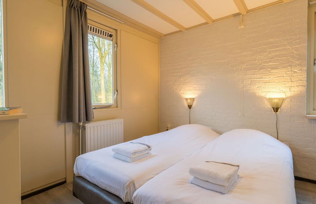 Cozy Bungalow in De Maasduinen - Photo 2