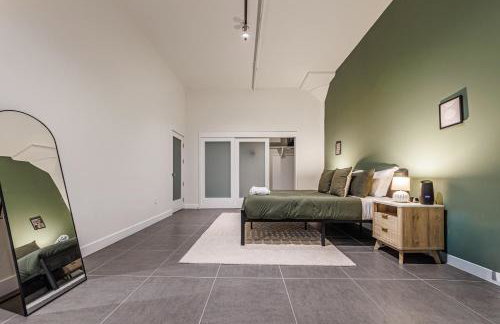 Downtown Escape - 2BR w Skyline Views & Hot Tub - Foto 17