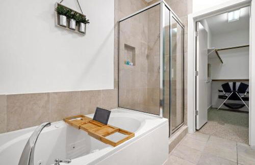 Houston Getaway by Downtown Pool Table Pets - Photo 18