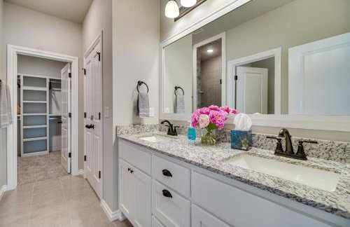 Near Grand Lake Charming Grove Home with Deck - Foto 13