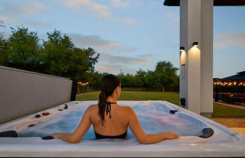 Designer Home with Hot Tub BBQ & Hill Views - Foto 2