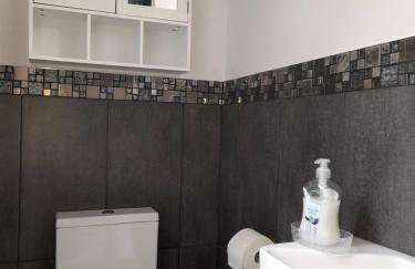 Cosy and Private with 55"TV and Dedicated Toilet Shower Space - Foto 29